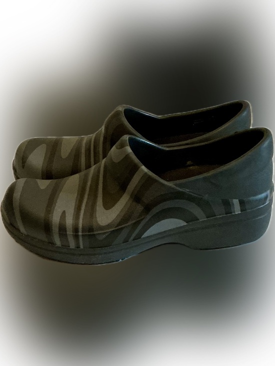 CROCS Shoes - Crocs Bistro Graphic Clogs Gray & Black Women’s  - Size 7 - Slip Resistant